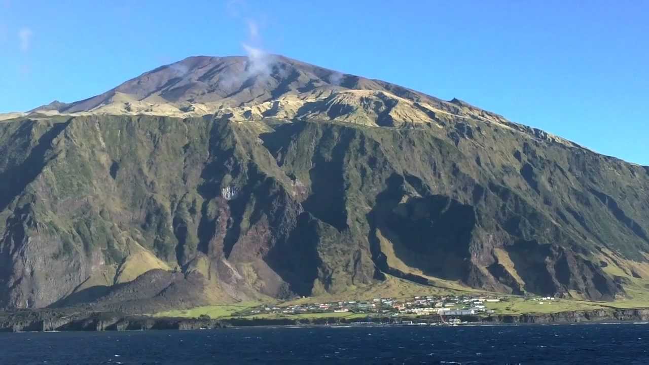 Остров 9 букв. Тристан-да-Кунья. Эдинбург семи морей Тристан-да-Кунья. Тристан да Кунья вулкан. Остров неприступный Тристан-да-Кунья.